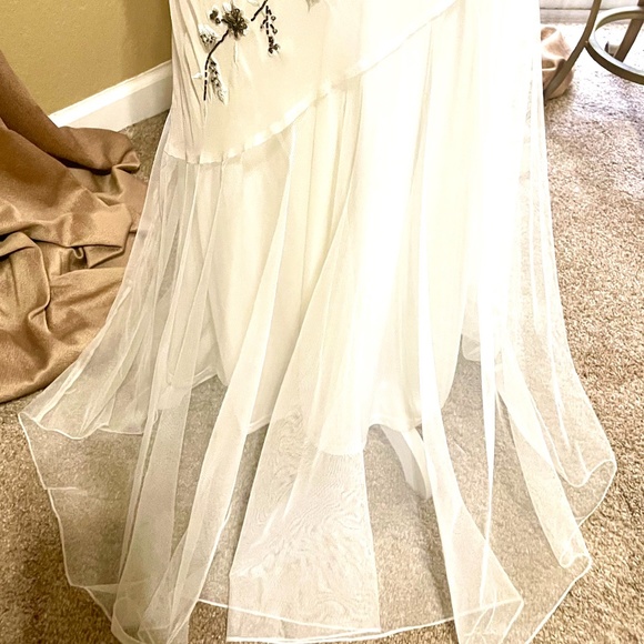 Women's dresses - Size 12P _ NEW ITEM 100% silk material. - Picture 3 of 7